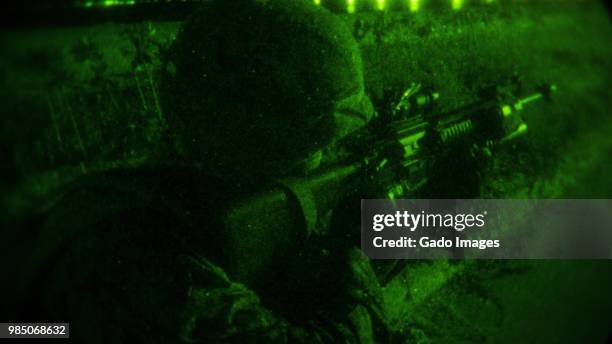 night vision soldier with weapon - soldier night vision stock pictures, royalty-free photos & images