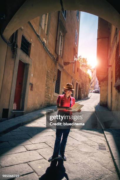 turist kvinna med karta i staden - map of florence italy bildbanksfoton och bilder
