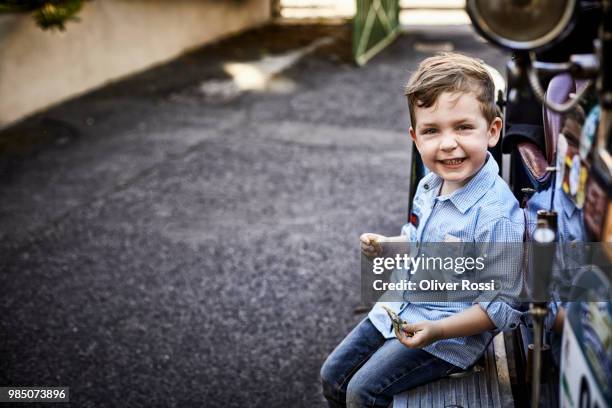 portrait of happy boy at a vintage car - linda oliver fotografías e imágenes de stock