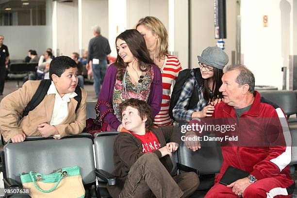 Airport" RICO RODRIGUEZ, SARAH HYLAND, NOLAN GOULD, JULIE BOWEN, ARIEL WINTER, ED O'NEILL