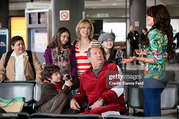 Airport" RICO RODRIGUEZ, NOLAN GOULD, SARAH HYLAND, JULIE BOWEN, ED O'NEILL, ARIEL WINTER, SOFIA VERGARA