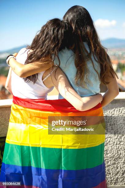 lgbt-lesbisches paar momente glück konzept - marijaradovic stock-fotos und bilder