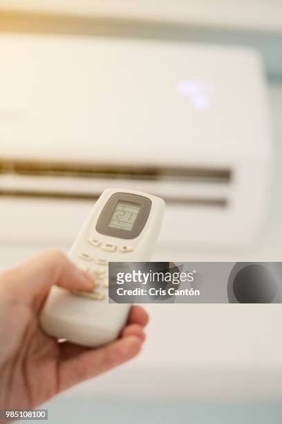 air conditioner remote control - air conditioner - fotografias e filmes do acervo