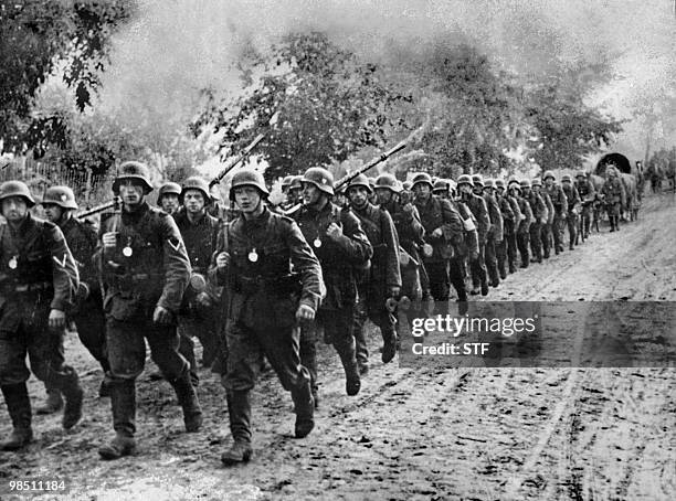 Photo prise en septembre 1939 de l'armée allemande entrant en Pologne après avoir attaqué le pays, le 1er septembre, à l'aide de six divisions...