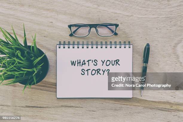 note pad with word what's your story? - storytelling recomendation stock-fotos und bilder