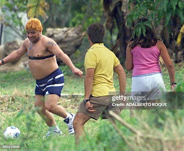 Ex-soccer player Diego armando Maradona plays soccer with his daughters and a friend in Havana 26 January 2000 as he receives drug treatment. El...