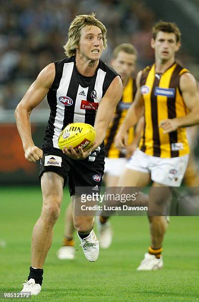 Dale Thomas of the Magpies handballs during the round four AFL match between the Collingwood Magpies and the Hawthorn Hawks at Melbourne Cricket...