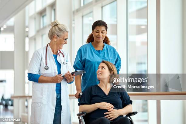醫生在輪椅上與孕婦交談 - obstetrician 個照片及圖片檔