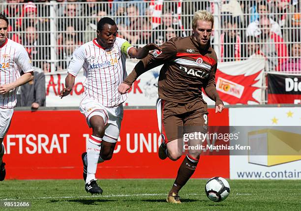 Macchambes Younga-Mouhani of Berlin battles for the ball with Marius Ebbers of Hamburg during the Second Bundesliga match between 1.FC Union Berlin...