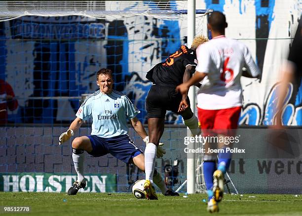 Aristide Bance of Mainz scores his team's first goal during the Bundesliga match between Hamburger SV and FSV Mainz 05 at HSH Nordbank Arena on April...