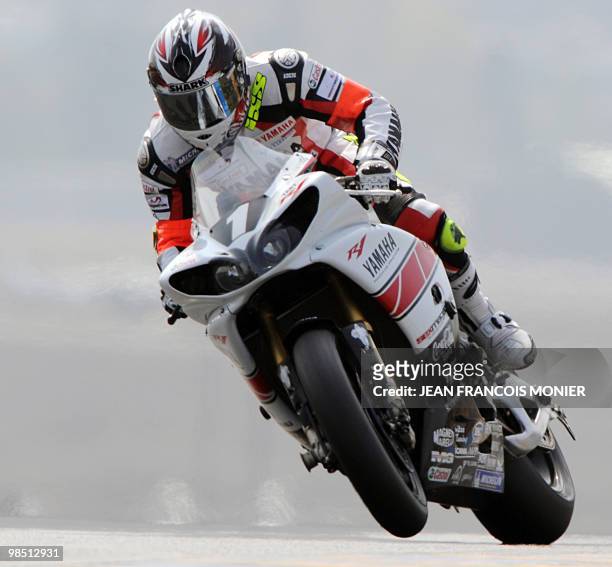 French rider Gwen Giabbani rides his Yamaha N°1 during the 33rd of the Le Mans 24-hour endurance race on April 17, 2010 in le Mans, western France....