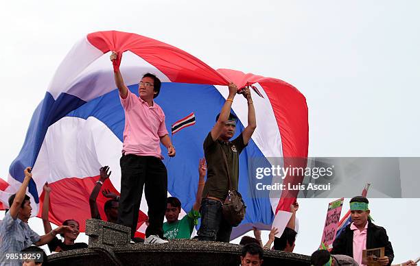 Pro-government protesters rally in support of the Thai government at Bangkok's Victory Monument on April 17, 2010 in Bangkok, Thailand. Red Shirt...