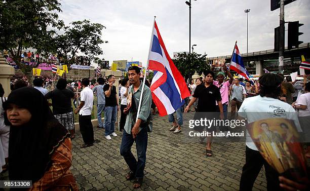 Pro-government protesters rally in support of the Thai government at Bangkok's Victory Monument on April 17, 2010 in Bangkok, Thailand. Red Shirt...