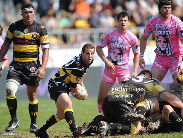 Albi's scrum-half Kevin Boulogne passes the ball during the French Top 14 rugby union match Albi vs. Stade Francais on April 17, 2010 at the stadium...