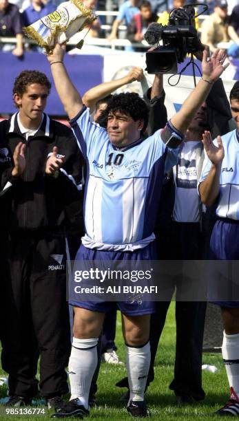 Argentinian soccer star Diego Maradona greets the public 10 November, 2001 in the "La Bombonera" stadium of Boca Juniors Athletic club in Buenos...