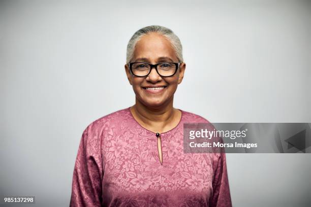 senior woman smiling over white background - old person on white background stockfoto's en -beelden