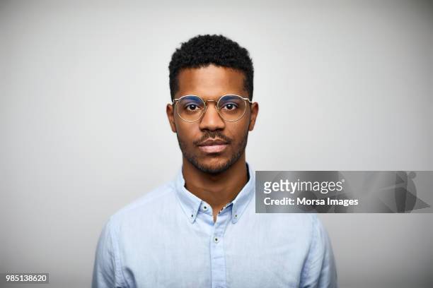 portrait of young man wearing eyeglasses - man face fotografías e imágenes de stock