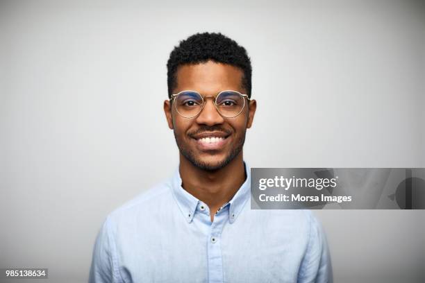 portrait of smiling young man wearing eyeglasses - schwarzes hemd stock-fotos und bilder