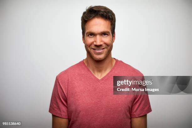 portrait of handsome mid adult man smiling - hombre retrato fondo blanco fotografías e imágenes de stock