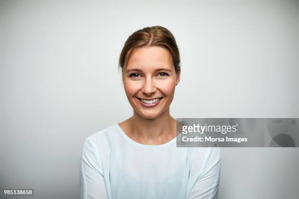 portrait of mid adult businesswoman smiling - mujer 30 años fotografías e imágenes de stock