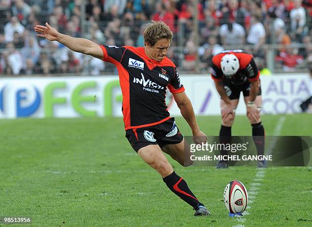 British scrum-half Jonny Wilkinson kicks a penalty during the France's Top 14 rugby union match Toulon vs. Perpignan on April 2010 at the Velodrome...