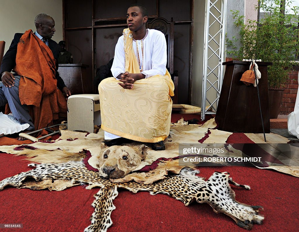 King Oyo Nyimba Kabamba Iguru Rukidi IV Sits On His Thrown Over king-oyo-nyimba-kabamba-iguru-rukidi-iv-sits-on-his-thrown-over