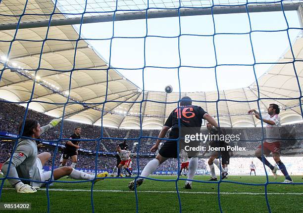 Ruud van Nistelrooy of Hamburg and goalkeeper Heinz Mueller as well as Florian Heller and Elkin Soto of Mainz compete for the ball during the...