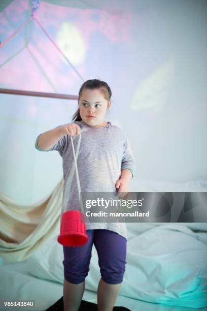 Portret van een authentiek meisje van 12 jaar oud met autisme en het syndroom van Down in dagelijks leven