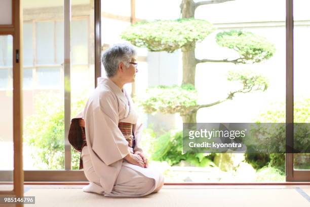 uma mulher está vestindo kimono no japão - kyonntra - fotografias e filmes do acervo