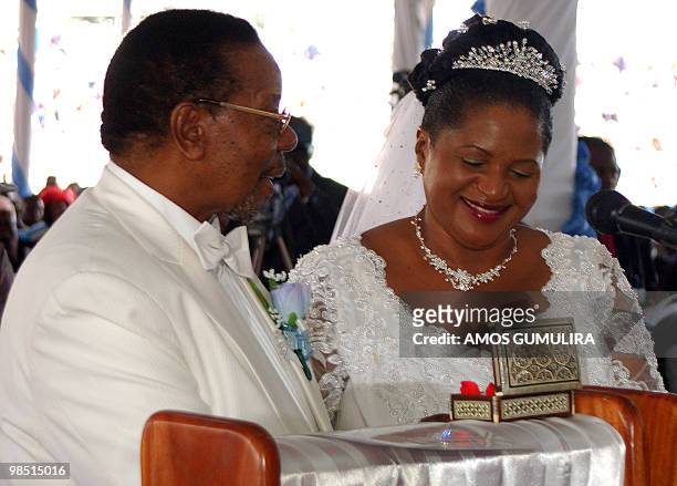 Malawian President Bingu wa Mutharika exchanges rings with his bride Callista Chimombo during their wedding ceremony at Civo Stadium in Lilongwe on...