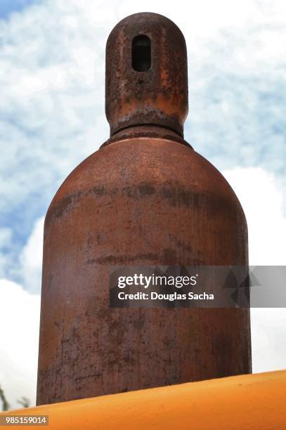 cylinder of high pressure welding gas - argon stock-fotos und bilder