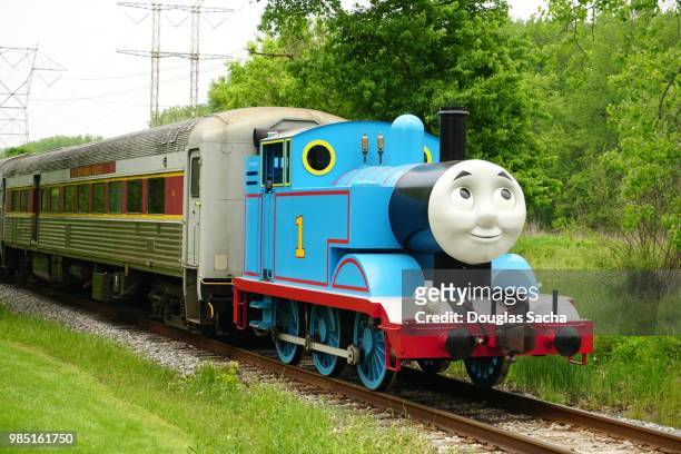 thomas the tank engine pulling a scenic train at a public park - amusement park ohio stock-fotos und bilder