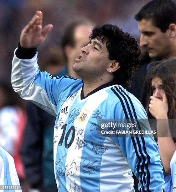 Diego Maradona throws kisses to the crowd, during the ceremony honoring him, 10 November 2001, in the stadium "La Bombonera" in Buenos Aires. Diego...