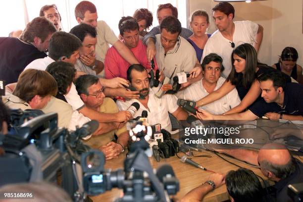 Frank Torres, director of the Intensive Care Center of the Cantegril Clinic in Punta del Este, Uruguay, addresses a press conference 05 January 2000...