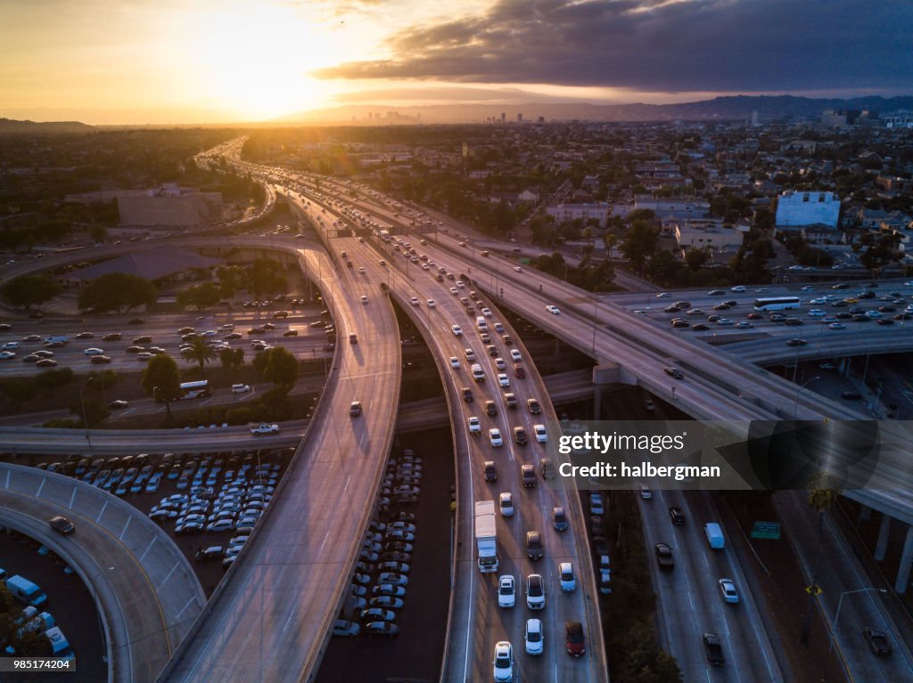 Tiro de Drone de intercambio 10/110 en el ocaso