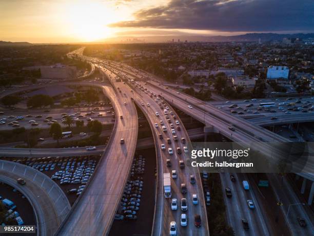 drone schot voor 10/110 interchange bij zonsondergang - city of los angeles stockfoto's en -beelden