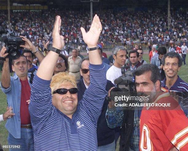 Argentine ex-soccer player Diego Armando Maradona greets the public 06 February 2000 in Havana. El exfutbolista argentino Diego Armando Maradona...