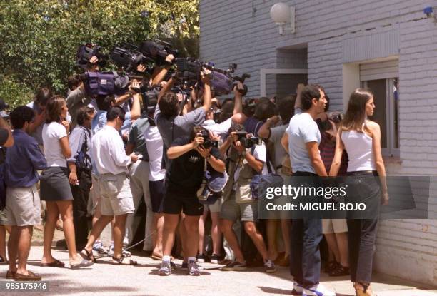 Reporters gather outside the Intensive Care Center of the Cantegril Clinic in Punta del Este, Uruguay, 05 January 2000 shortly after Argentine soccer...