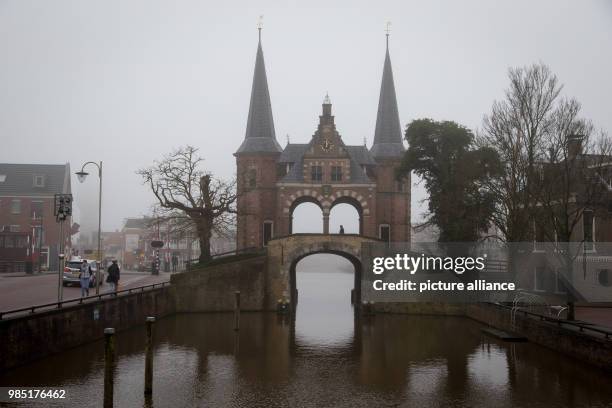 Dpatop - View onto the water gate in the Dutch city Sneek in the Netherlands, 26 January 2018. The nearby city Leeuwarden in the Frisian province is...