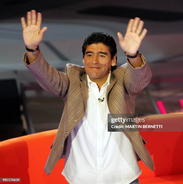 Argentinian football legend Diego Maradona waves at the audience prior to his appearance in the talkshow "Mucho Lucho" in Santiago, Chile, 25 August...