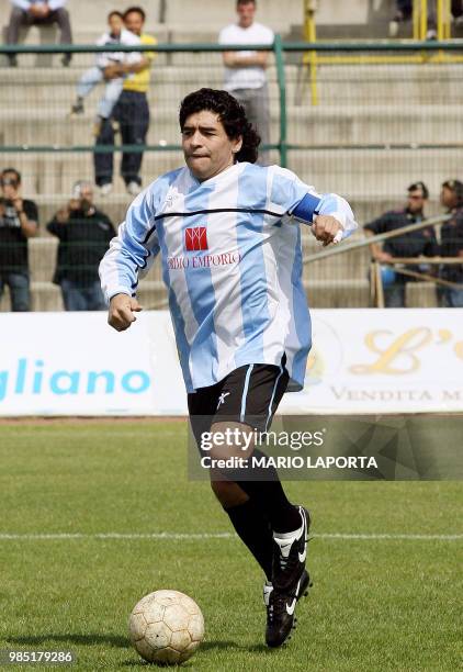 Argentine football legend Diego Armando Maradona plays at the Giugliano stadium near Naples in a charity soccer game, 07 June 2006. Italian Guardia...