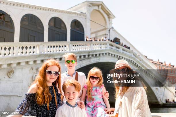 alleinerziehende mutter in venedig italien mit familie reisen. - familie mit vier kindern stock-fotos und bilder