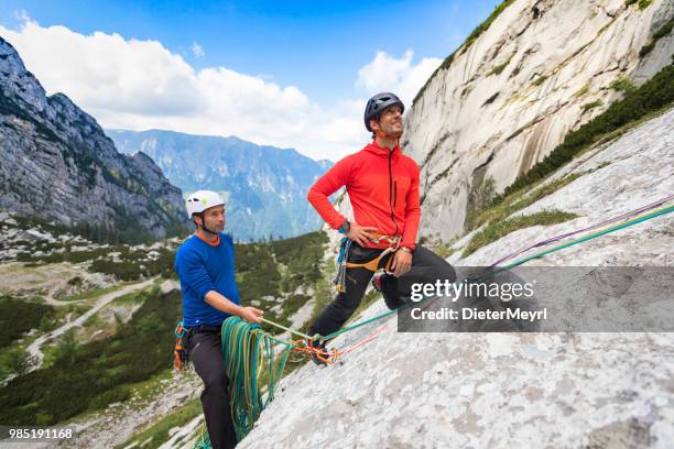 zwei bergsteiger im nationalpark berchtesgaden, mount hochkalter, alpen - dieter meyrl stock-fotos und bilder