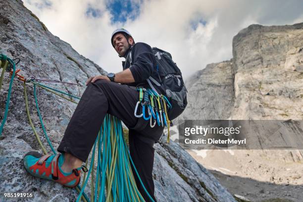 bergsteiger im nationalpark berchtesgaden, mount hochkalter, alpen - dieter meyrl stock-fotos und bilder