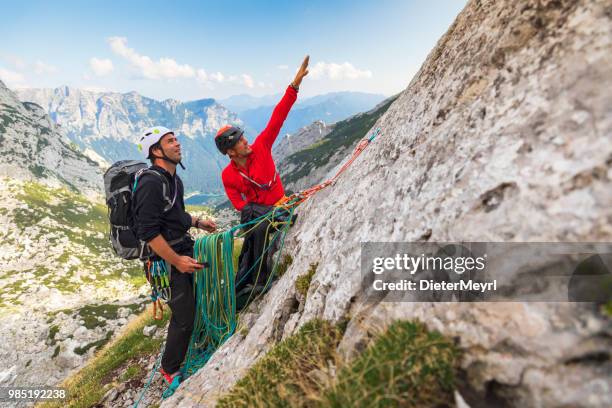 zwei bergsteiger im nationalpark berchtesgaden, mount hochkalter - dieter meyrl stock-fotos und bilder