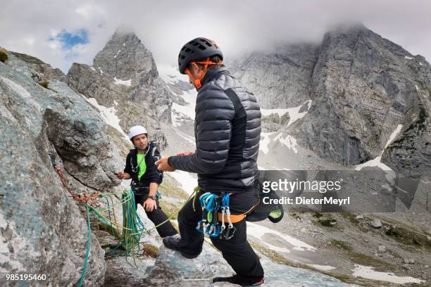 zwei bergsteiger im nationalpark berchtesgaden, mount hochkalter, alpen - dieter meyrl stock-fotos und bilder