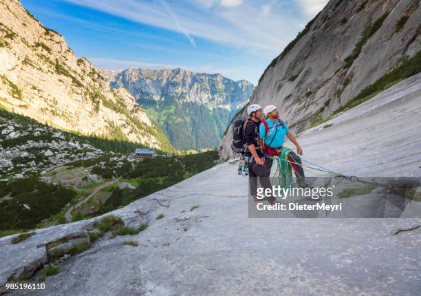 zwei bergsteiger im nationalpark berchtesgaden, mount hochkalter, alpen - dieter meyrl stock-fotos und bilder