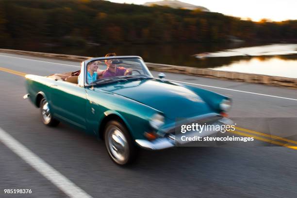 paar traveing - oldtimerauto stock-fotos und bilder