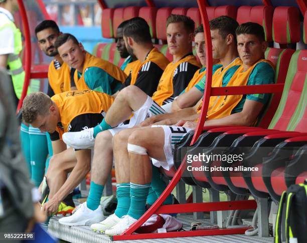 June 2018, Russia, Kazan: Soccer, FIFA World Cup, group F preliminary, Germany vs South Korea at the Kazan-Arena. Germany's Ilkay Guendogan , Julian...