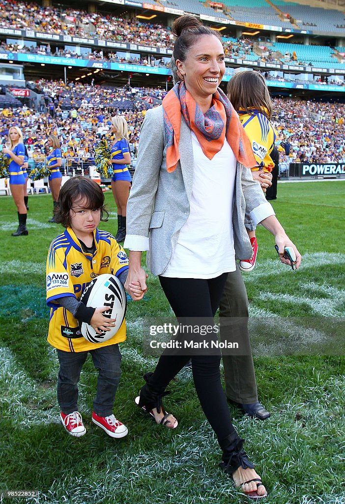 Nolan Stringer Nathan Hindmarsh's wife Bonnie Scott walks out onto the field with ...